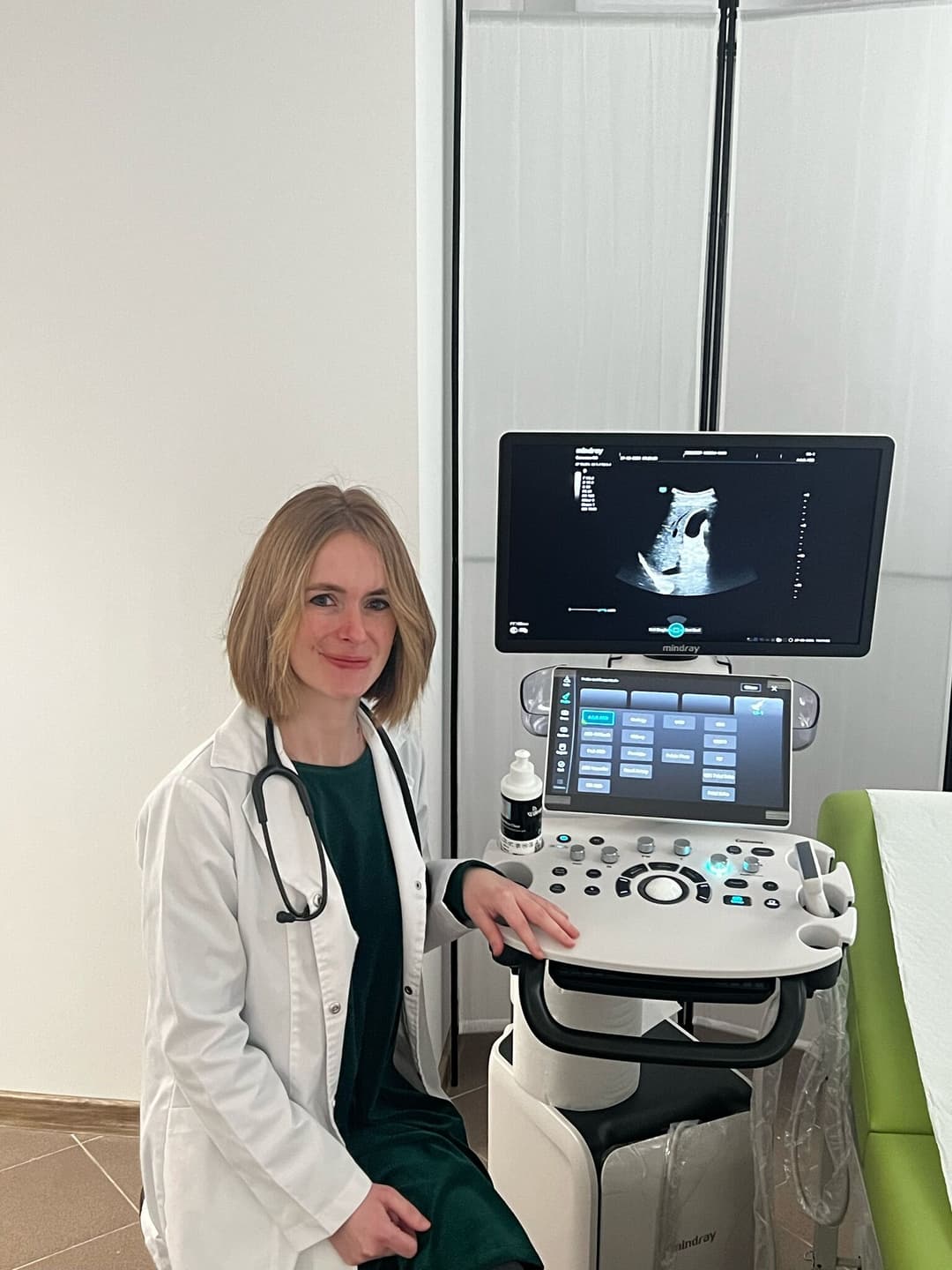 Dr. Gabriela Negrean explicând rezultatele unei ecografii abdominale în cabinetul din Zalău