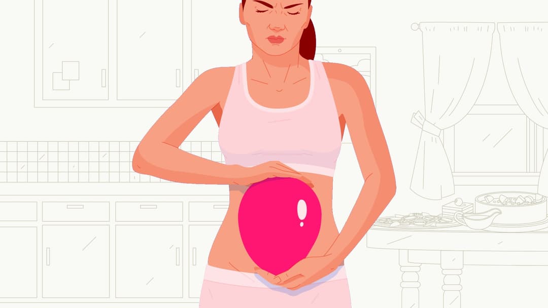 Ilustrație a unei femei care își ține abdomenul balonat, sugerat printr-un balon, în bucătărie – balonarea și gazele intestinale explicate de dr. Gabriela Negrean, medic gastroenterolog în Zalău