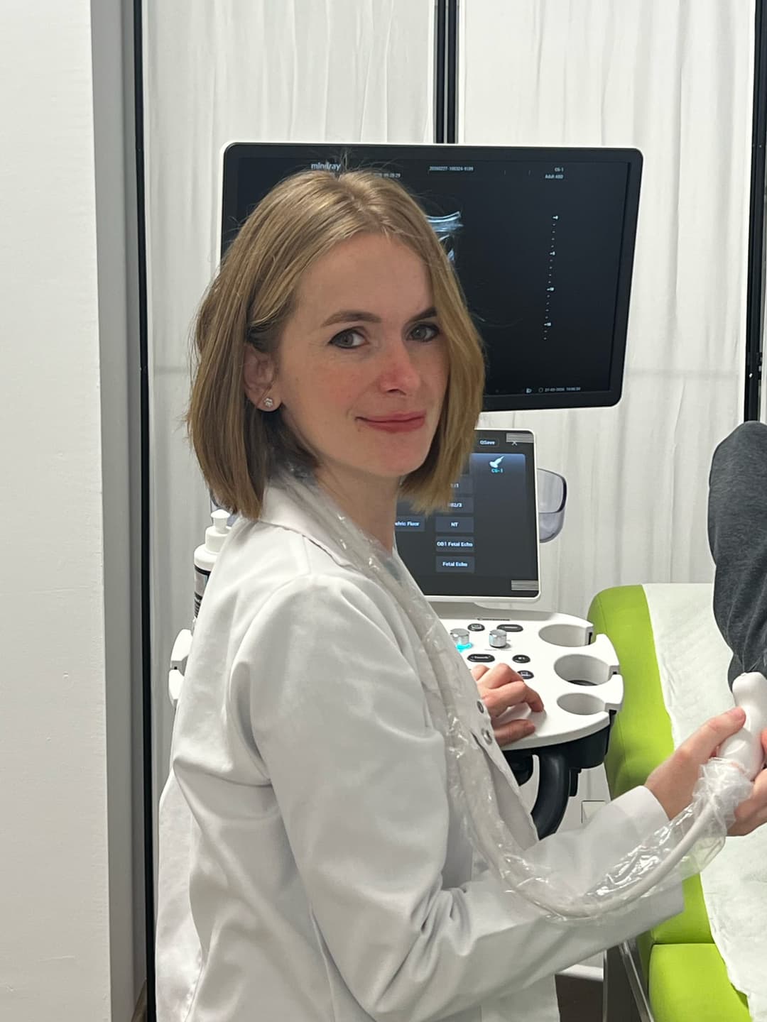 Dr. Gabriela Negrean efectuând o ecografie abdominală la cabinetul de gastroenterologie din Zalău.